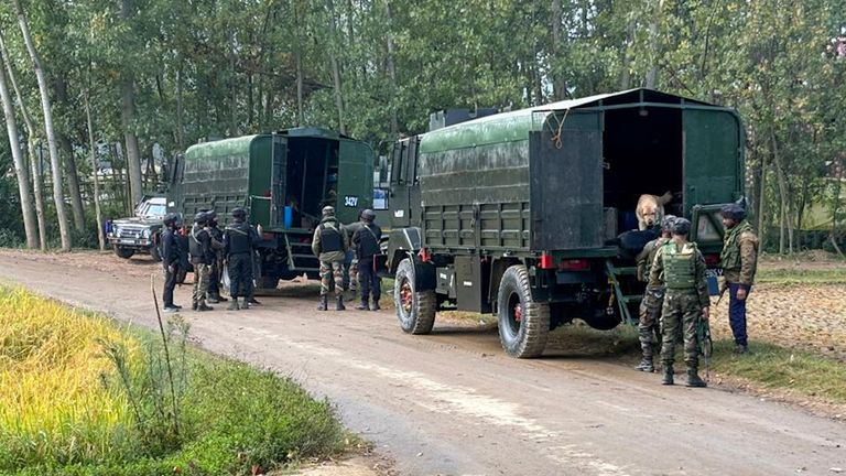 J&K Encounter: কুলগাম জেলার আদিগাম গ্রামে সন্ত্রাসবাদী এবং নিরাপত্তা বাহিনীর মধ্যে চলছে গুলির লড়াই, তিনজন জঙ্গির লুকিয়ে থাকার সম্ভাবনা