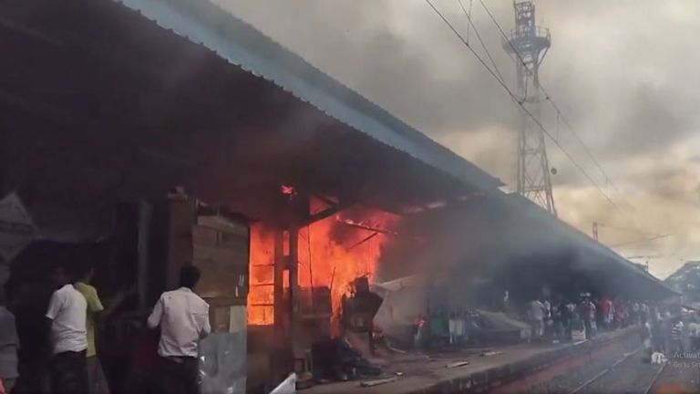 Fire Broke Out At Ghutiari Sharif Railway Station:ঘুটিয়ারি শরীফ স্টেশনে ভয়াবহ অগ্নিকান্ড, পুড়ে চাই একাধিক দোকান (দেখুন ভিডিও)