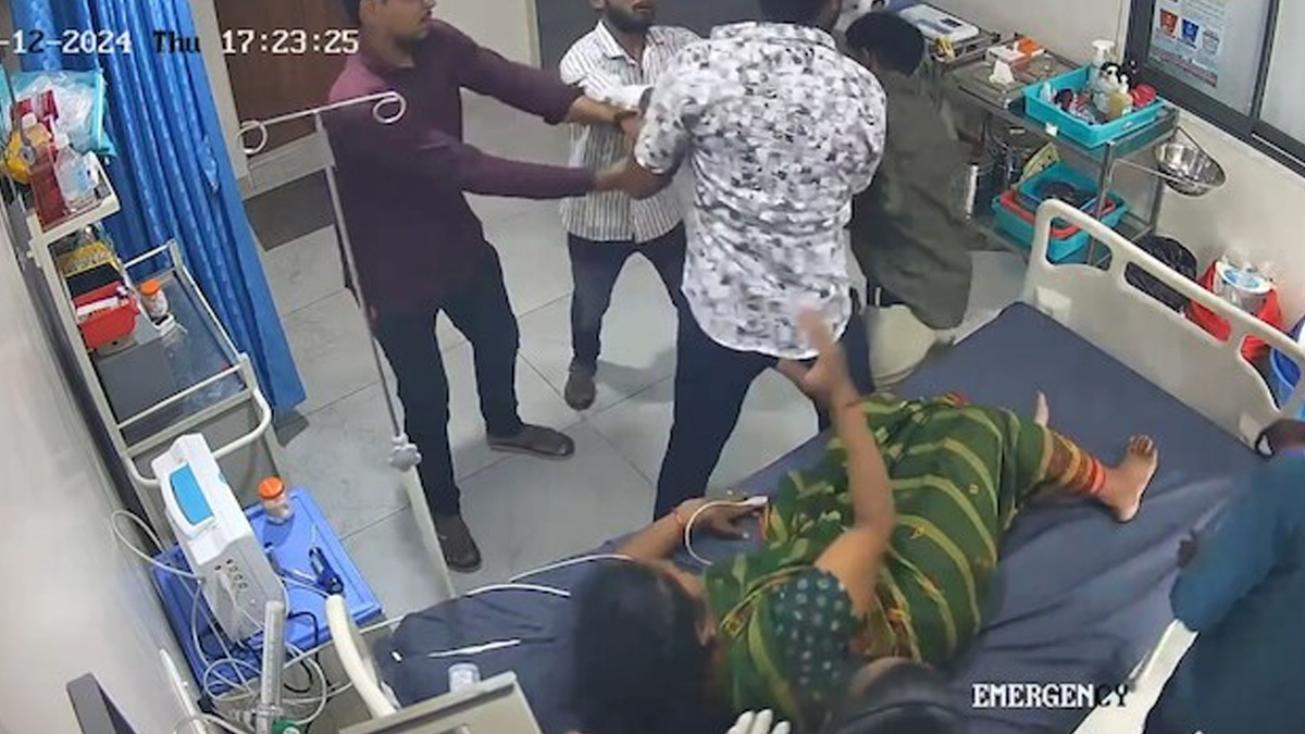 Gujarat: এমার্জেন্সি রুম থেকে চপ্পল সরাতে বলায় চিকিৎসককে মার, গ্রেফতার রোগীর পরিবারের সদস্যরা