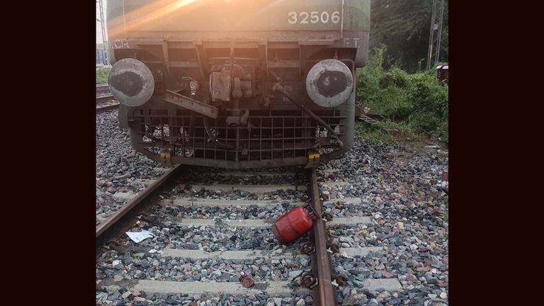 Gas Cylinder on Railway Tracks: রেললাইনে শোয়ানো গ্যাস সিলিন্ডার, জরুরি ব্রেক কষে একটুর জন্যে রক্ষা পেল মালগাড়ি