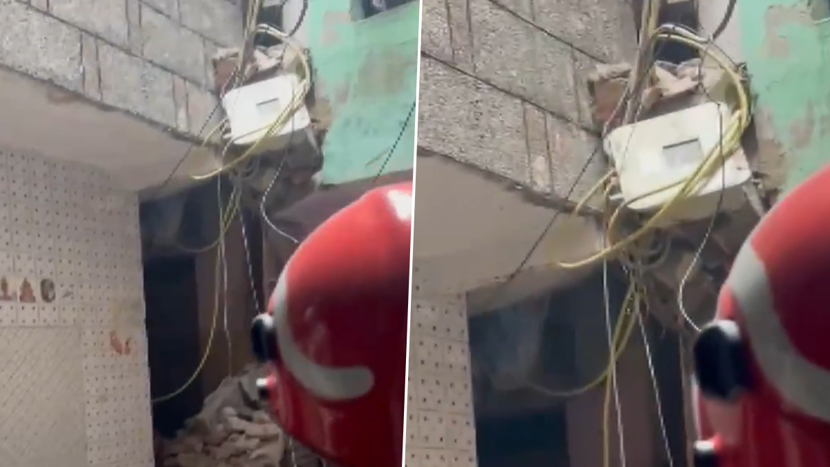 Delhi Building Collapsed: আচমকা বাড়ি ভেঙে পড়ল দিল্লির করোলবাগ এলাকায়, ধ্বংসস্তূপের নিচে আটকে বাসিন্দারা (দেখুন ভিডিও)