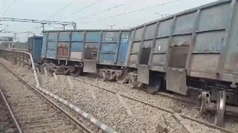 Goods Train Derailed Video: লাইন থেকে ফের ছিটকে গেল কামরা, ময়নাগুড়িতে লাইনচ্যুত ট্রেনের ৫টি বগি, দেখুন ভিডিয়ো