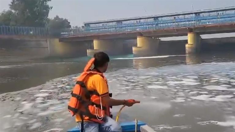 Delhi Pollution: দিল্লিকে দূষণমুক্ত করতে সচেষ্ট আপ, যমুনার বিষাক্ত ফেনা কাটাতে ছড়ানো হচ্ছে রাসায়নিক স্প্রে