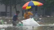 Chennai Rain: অঝোরে বৃষ্টি চেন্নাইয়ে, হাঁটু জলে ভাসছে নর্দমার নোংরা, চরম ভোগান্তির দৃশ্য দেখুন