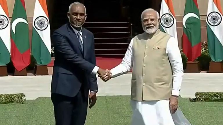 India-Maldives: হায়দরাবাদ হাউসে মোদী-মুইজ্জু বৈঠক, রাষ্ট্রীয় অতিথি ভবন সেজে উঠেছে ভারত-মালদ্বীপ পতাকায়