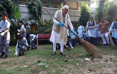 Swachhata Campaign: ছাত্রছাত্রীদের সঙ্গে পরিচ্ছন্নতা অভিযানে অংশ নিলেন প্রধানমন্ত্রী