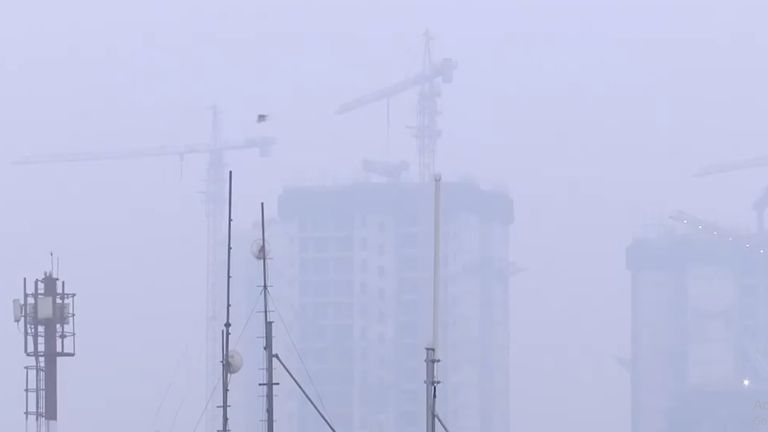 Delhi Air Pollution:ধোঁয়ায় ঢেকেছে দিল্লি, রাজধানীতে রেকর্ড দূষণ, দেখুন ভিডিয়ো