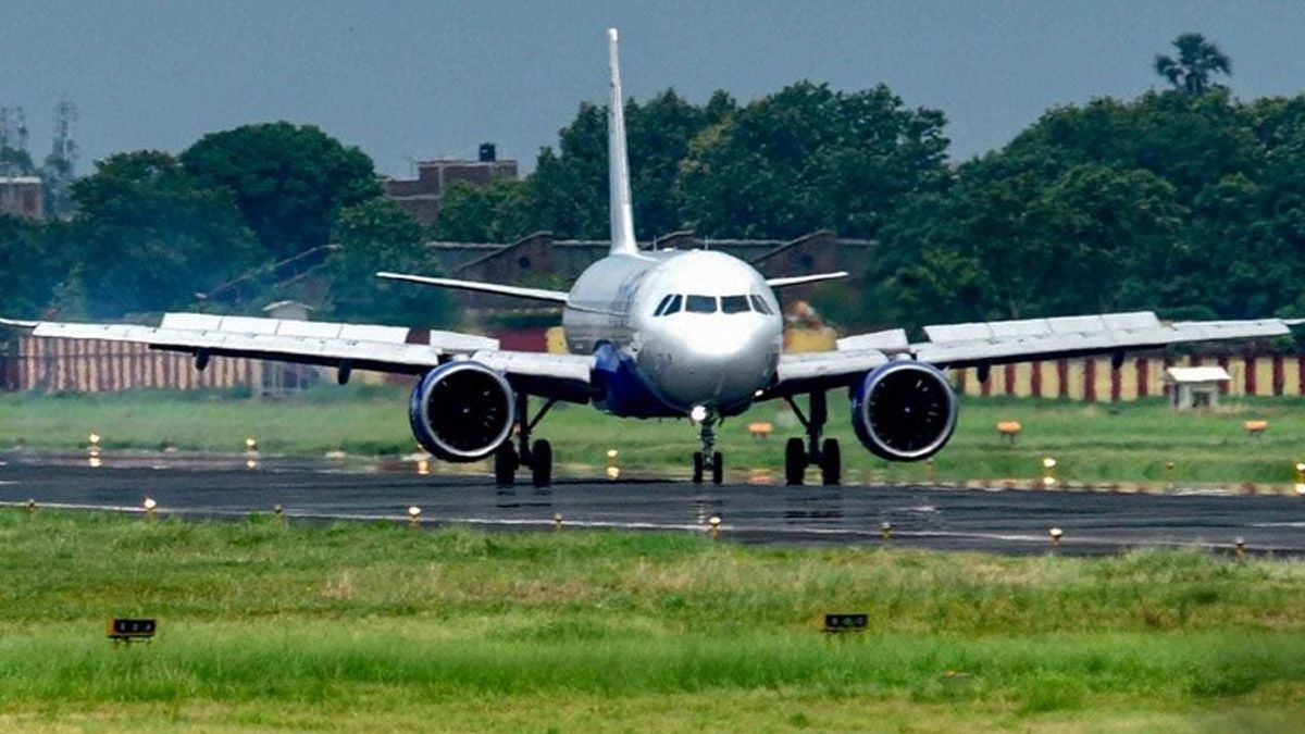 Flight Bomb Threat: একদিনে তিরিশটির বেশি বিমানে বোমা হামলার হুমকি, জরুরি বৈঠক শেষে আশ্বস্ত করল সিভিল এভিয়েশন