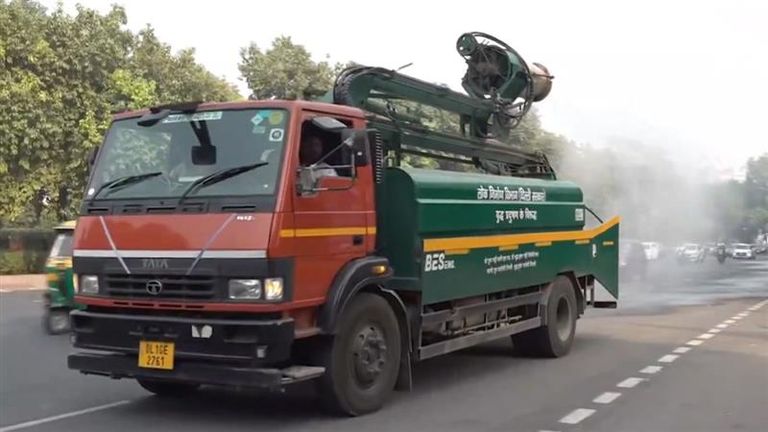 Delhi Pollution: দিল্লির দূষণ রুখতে রাস্তায়-রাস্তায় ঘুরছে স্মগ ভ্যান, দেখুন ভিডিয়ো