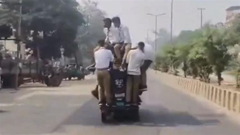 Uttar Pradesh: জীবন বাজি রেখে যাতায়াত, রিক্সায় ঝুলে ঝুলে যাচ্ছে পড়ুয়ারা, ভিডিয়ো ভাইরাল হতেই পদক্ষেপ