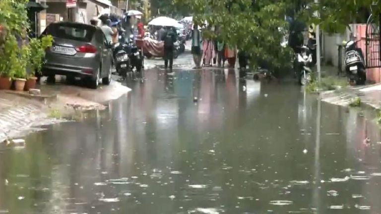 Bengaluru Rains: বেঙ্গালুরুতে ভারী বৃষ্টির জেরে বিপর্যস্ত জনজীবন, বন্ধ স্কুল