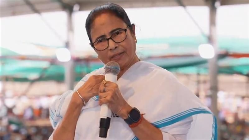 Mamata Banerjee On Bangladesh: 'আমরা কি বসে ললিপপ খাব?' বাংলাদেশের পশ্চিমবঙ্গ 'দখলের' হুমকি উড়িয়ে কড়া জবাব মুখ্যমন্ত্রীর