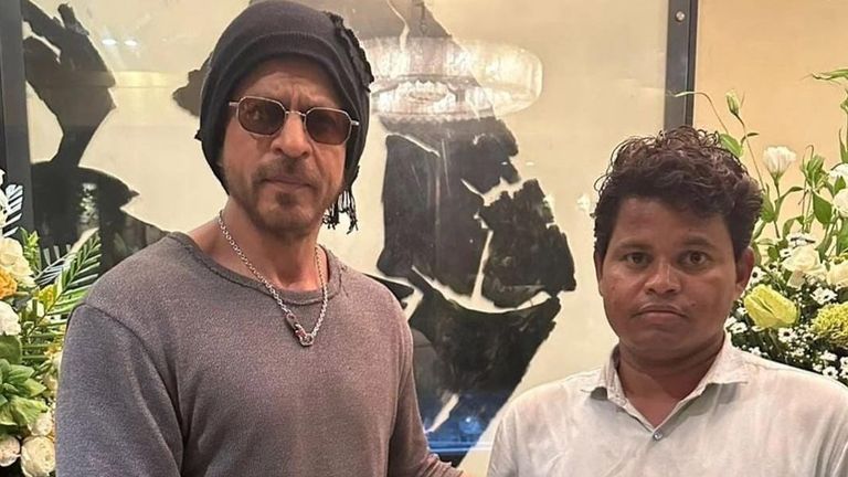 Shah Rukh Khan: বাদশার এক ঝলক পেতে মন্নতের বাইরে দীর্ঘ অপেক্ষা, ৯৫ দিন পর ভক্তের স্বপ্নপূরণ করলেন শাহরুখ