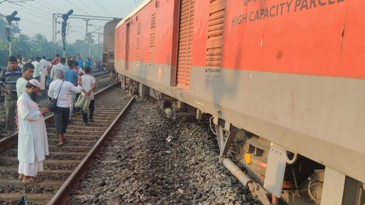 Howrah Train Derailment: শালিমার ঢোকার মুখে দুর্ঘটনার কবলে যাত্রীবাহী ট্রেন, লাইনচ্যুত সুপারফাস্ট এক্সপ্রেসের তিনটি বগি