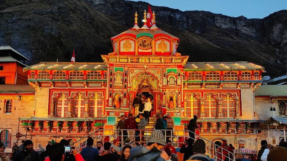 Badrinath Dham Closed: আনুষ্ঠানিকভাবে বন্ধ হয়ে গেল বদ্রীনাথ ধামের দরজা, ফুলের সাজে সজ্জিত মন্দিরে ভক্তদের ভিড় (দেখুন ভিডিও)