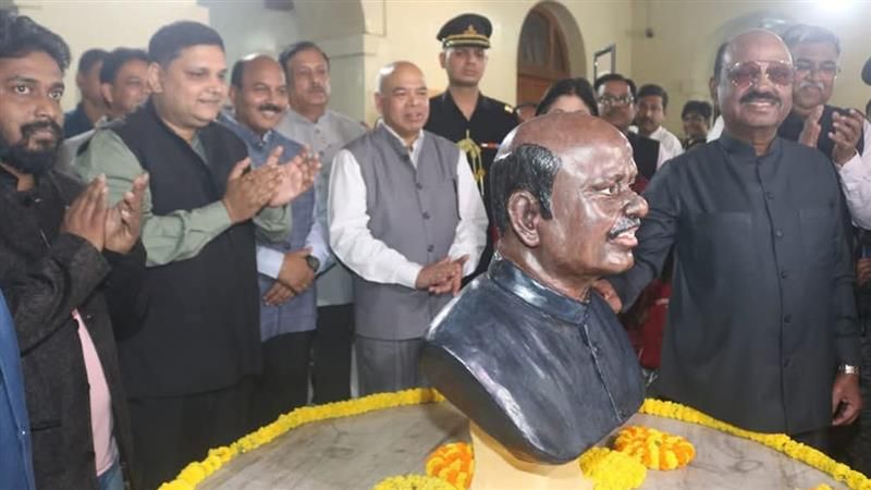 CV Ananda Bose Statue at Raj Bhavan: রাজভবনে বসল রাজ্যপালের মূর্তি, নিজের হাতে উন্মোচন করে কটাক্ষের মুখে বোস