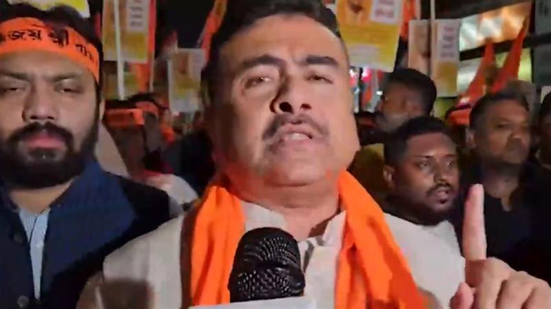 Suvendu Adhikari: চিন্ময় কৃষ্ণের গ্রেফতারির প্রতিবাদে দক্ষিণ কলকাতায় হিন্দু সংগঠনের মিছিল, দেখুন ভিডিয়ো