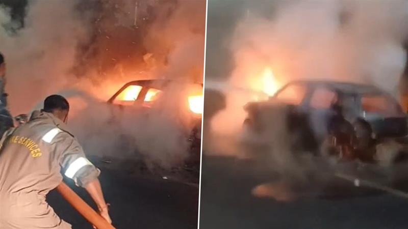 Noida Car Fire: রাস্তার মাঝে চলন্ত গাড়িতে আচমকা আগুন, দাউদাউ করে জ্বলছে মারুতি সুজুকি সুইফ্ট