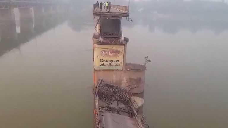 Ganga Bridge Collapses: শুক্লাগঞ্জে ১৭৫ বছরের পুরনো গঙ্গা সেতু ভেঙে পড়েছে, দেখুন ভিডিও