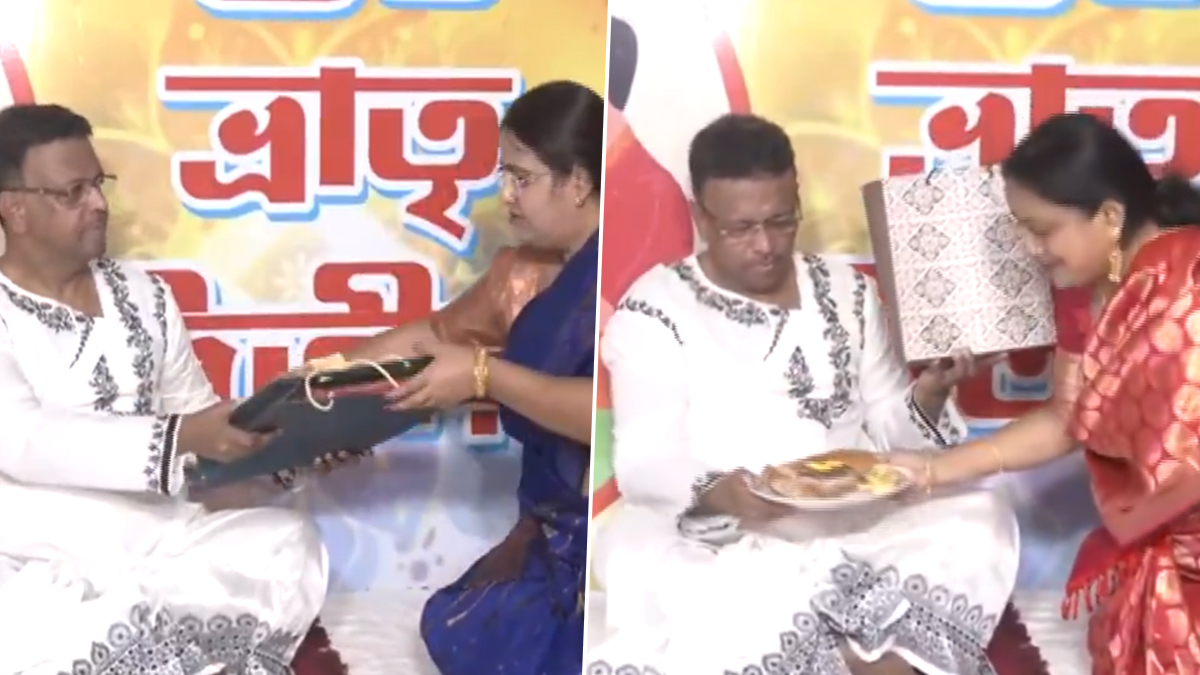 Bhai Dooj 2024: পরনে ধুতি পাঞ্জাবি, নিয়ম মেনে ভাইফোঁটা নিলেন কলকাতার মেয়র ফিরহাদ হাকিম