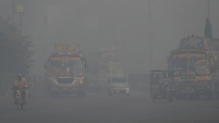 Lahore Air Pollution: ধুঁকছে লাহোরের মানুষ, পাকিস্তানের এই শহরের পরিস্থিতি অত্যন্ত শোচনীয়, দেখুন ভিডিয়ো