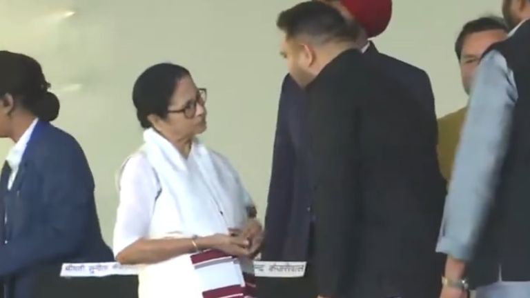 Mamata Banerjee In Hemant Soren Oath Taking Ceremony: শপথ নিচ্ছেন হেমন্ত সোরেন, ঝাড়খণ্ডে ইন্ডি জোটের মঞ্চে মমতা বন্দ্য়োপাধ্যায়