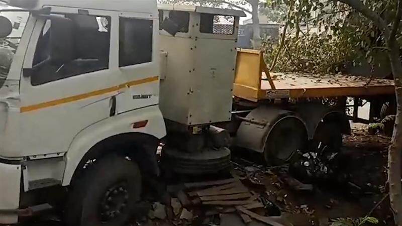 Uttar Pradesh:লোহার রড বোঝাই ট্রাক উল্টে মৃত ১ শিশু সহ ২ জন