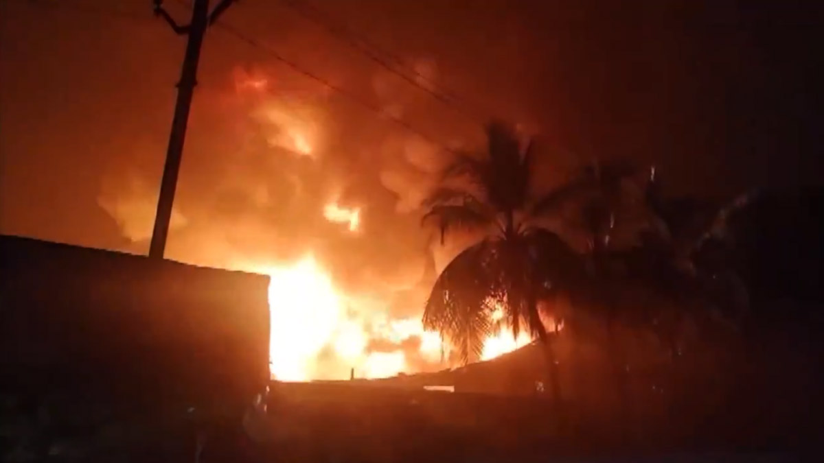 Fire In Factory: ভালসাদে ফের অগ্নিকাণ্ড, আগুনে পুড়ে ছাই প্লাস্টিক কারখানা