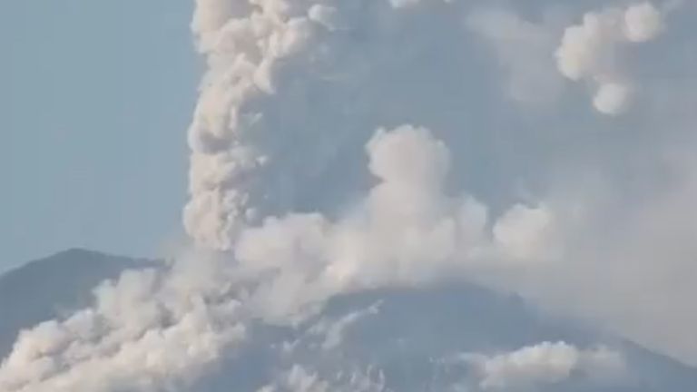 Bali Volcanic Eruption Video: বালির আগ্নেয়গিরি থেকে ভয়াবহ অগ্ন্যুৎপাত, ধোঁয়া, ছাইয়ে ঢাকছে আকাশ, দেখুন