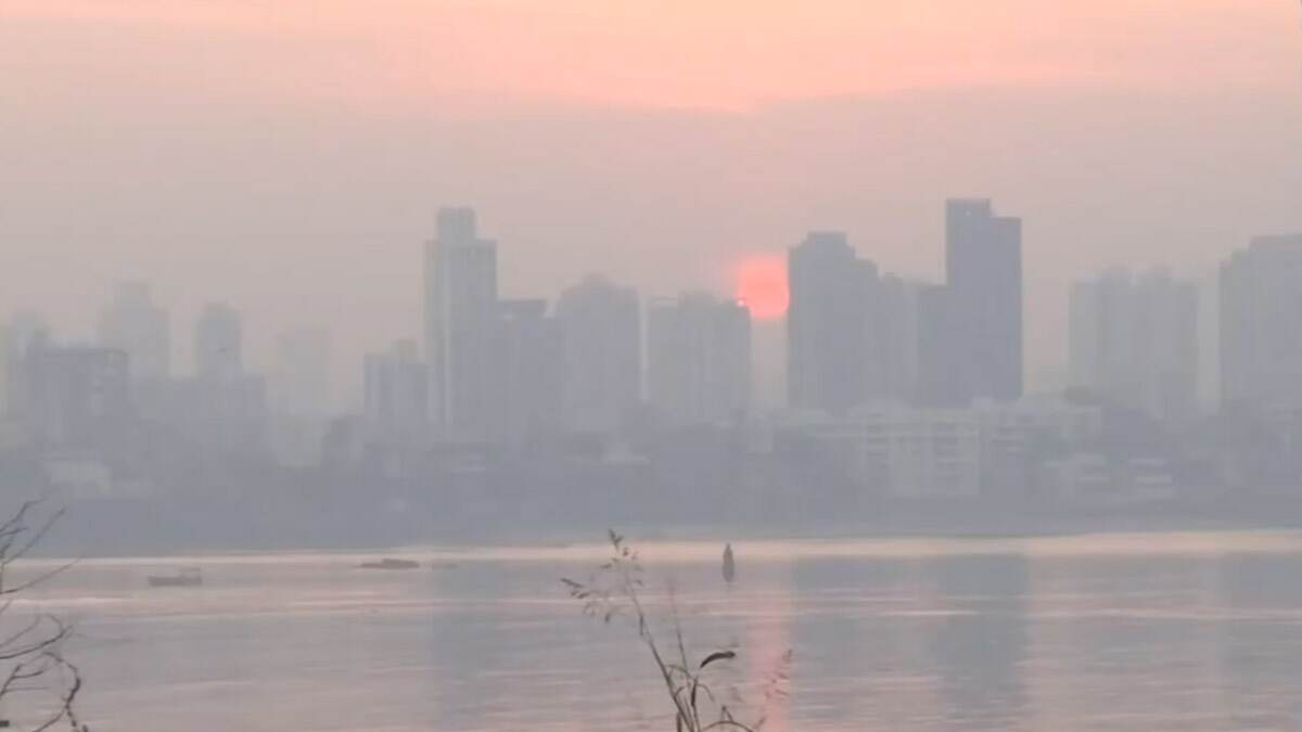 Mumbai Weather and AQI Today: দিল্লির পর মুম্বইয়েও বাড়ল ঠান্ডা, তাপমাত্রা কমতেই শহর ঢাকল কুয়াশায়