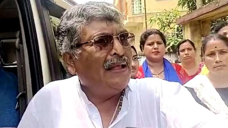 TMC: জনসংযোগ করতে গিয়ে বিপত্তি, ড্রেনের মধ্যে পা ঢুকে গেল চুঁচুড়ার বিধায়কের, পায়ে ধর চিড়