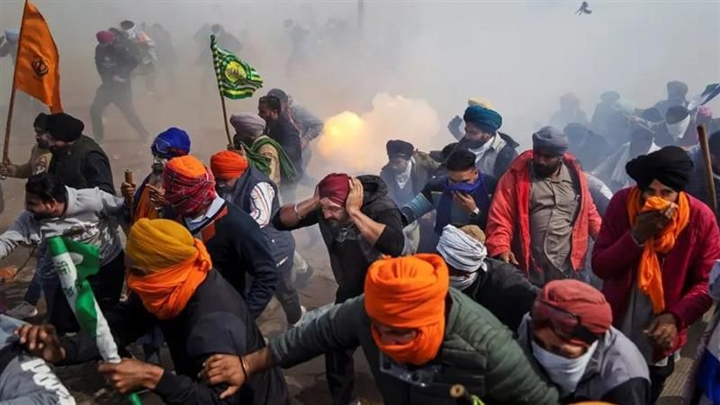 Farmers Protest: কৃষকদের রুখতে পুলিশের অস্ত্র কাঁদানে গ্যাসের শেল, শম্ভুতে ফের স্থগিত 'দিল্লি চলো' অভিযান