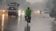 Delhi Extreme Rainfall Alert: শীতের মরসুমে দিল্লিতে ঝেপে বৃষ্টি, ঠাণ্ডার কামড়ে কাবু রাজধানী