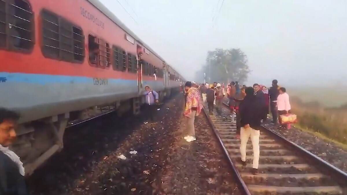 Uttar Pradesh: ট্রেনের চাকা থেকে বেরিয়ে আসছে ধোঁয়া, আতঙ্ক ছড়াল যাত্রীদের মধ্যে