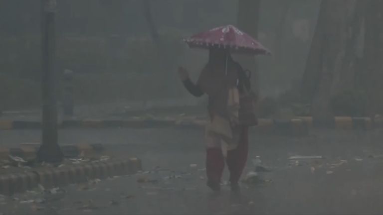 Delhi Weather Update: হালকা বৃষ্টি ও কুয়াশার কবলে দিল্লি, বায়ুর গুণমান মান থেকে গেল 'খুবই খারাপ' অবস্থাতেই