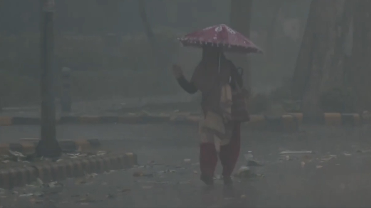 Delhi Weather Update: হালকা বৃষ্টি ও কুয়াশার কবলে দিল্লি, বায়ুর গুণমান মান থেকে গেল 'খুবই খারাপ' অবস্থাতেই