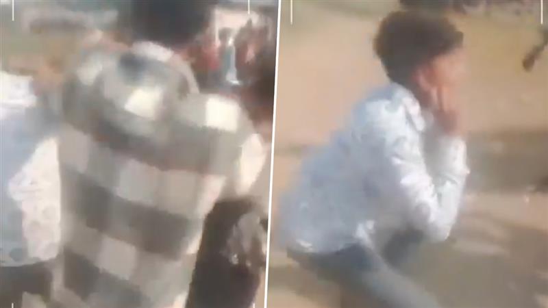 Bihar: রাস্তার মাঝে যুবকের পথ আটকে চরম হেনস্থা, থুথু চাটার জন্যে বাধ্য করা, হয়রানির ভিডিয়ো দেখে ফুঁসছে নেটবাসী