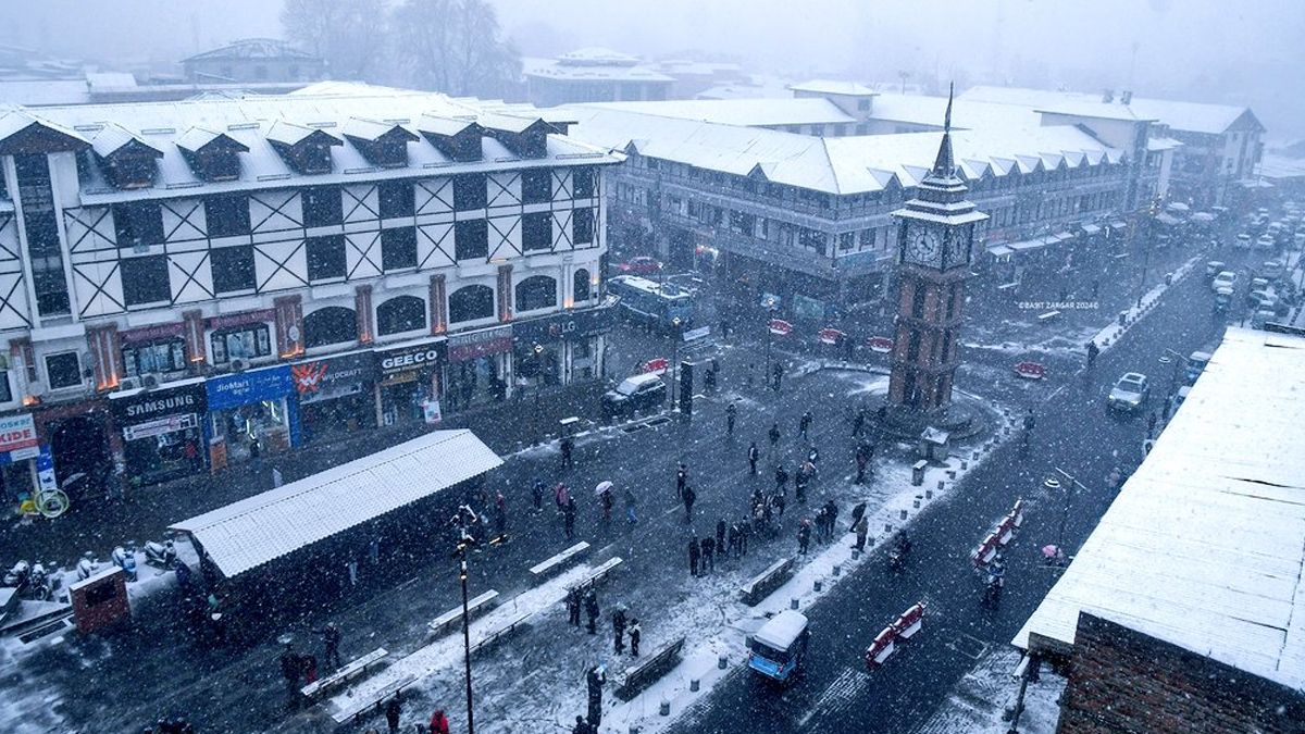 Srinagar Snowfall: মরসুমের প্রথম তুষারপাতেই কাবু, শনিতে বাতিল শ্রীনগর বিমানবন্দরের সমস্ত বিমান