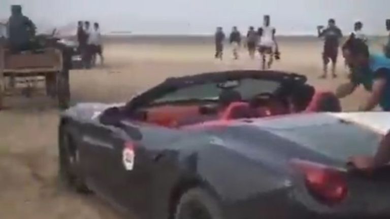 Ferrari Saved By Bullock Cart Video: অবিশ্বাস্য; বালিতে আটকে থাকা কয়েক কোটির ফেরারি উদ্ধার করল গরুর গাড়ি