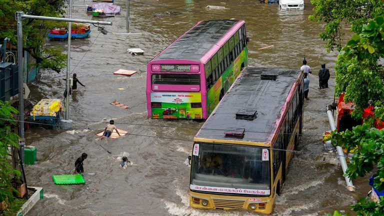 Tamil Nadu Rain Video: মুষলধারে বৃষ্টিতে ভাসছে তামিলনাড়ু, অদৃশ্য পরিস্থিতি রাস্তাঘাটের