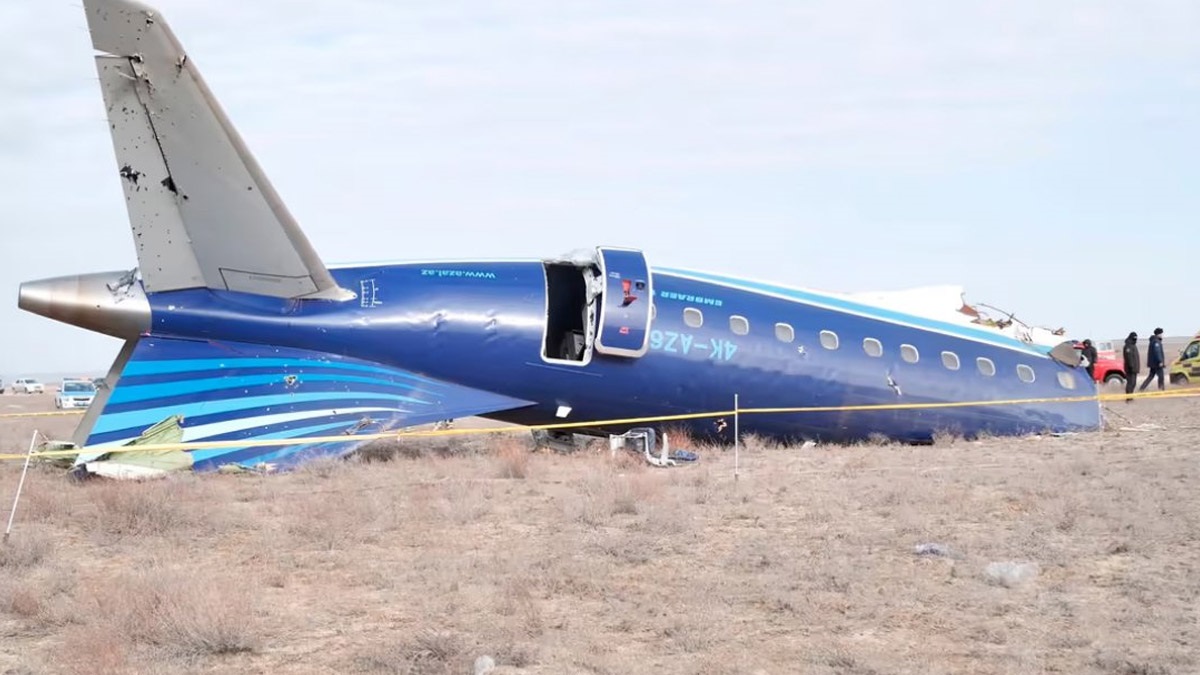 Azerbaijan Airlines Plane Crash: রাশিয়ান মিসাইলের আঘাতে বিমান দুর্ঘটনা, পুতিনের দেশে বিমান চলাচল বন্ধ করল আজারবাইজান
