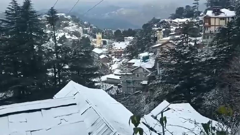 Shimla:মরসুমের প্রথম তুষারপাত, বরফে ঢাকল সিমলা