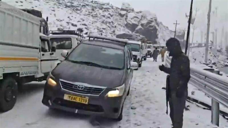 Jammu and Kashmir Snowfall: বরফের তলায় কাশ্মীরের সোনমার্গ, শিথিল যান চলাচল, ঘরবন্দি মানুষ, দেখুন ভিডিয়ো