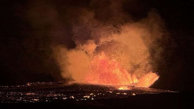 Hawaiian Volcano Kilauea's Eruption Video: শিউরে ওঠা ভিডিয়ো, আগুনের ফোয়ারা, গনগনে লাভা বেরিয়ে আসছে আগ্নেয়গিরি থেকে