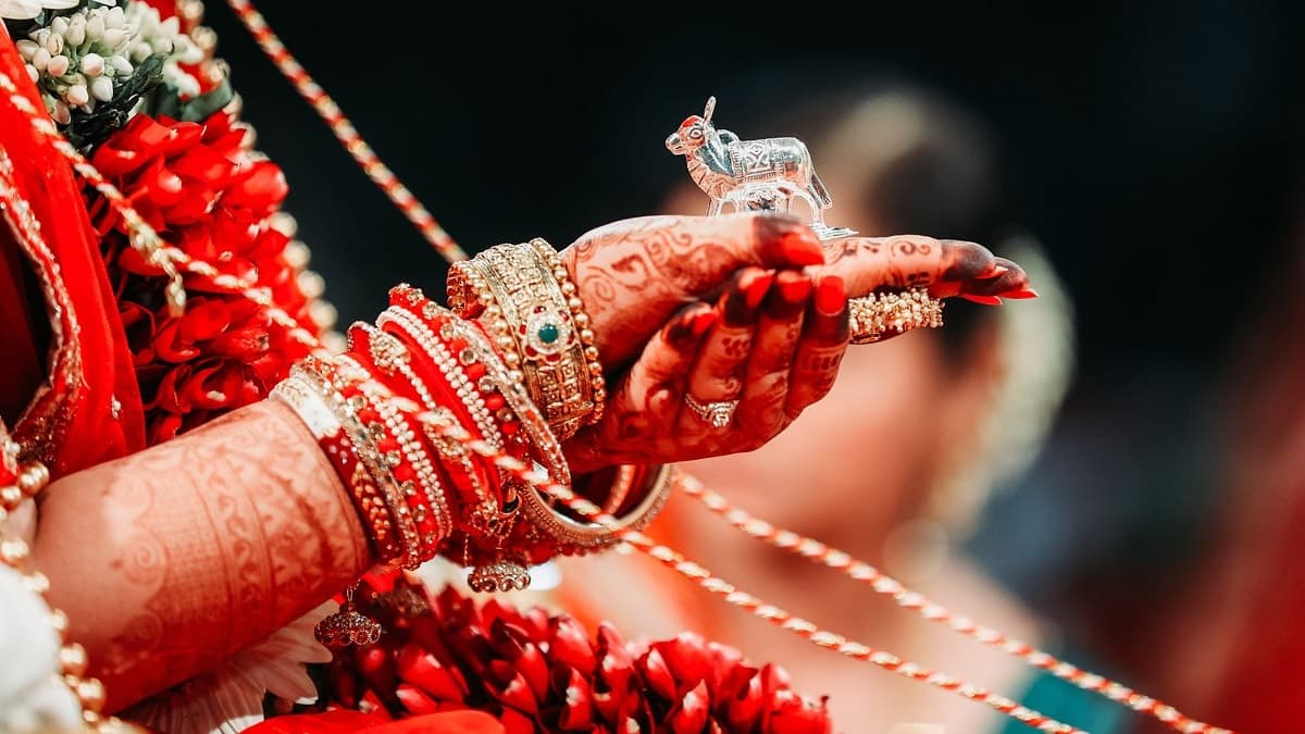 Policeman Slapped His Newly-Wed Bride Video: সিদূঁর পরিয়েই সদ্য বিবাহিতা স্ত্রীকে চড় কষালেন পুলিশ ইন্সপেক্টর, ভাইরাল ভিডিয়ো