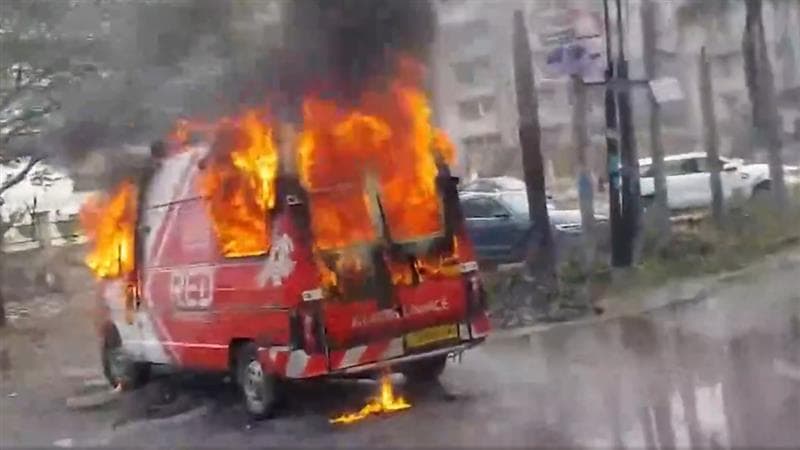 Fire Broke Out: হাসপাতালের বাইরে দাউ দাউ করে জ্বলে উঠল অ্যাম্বুলেন্স