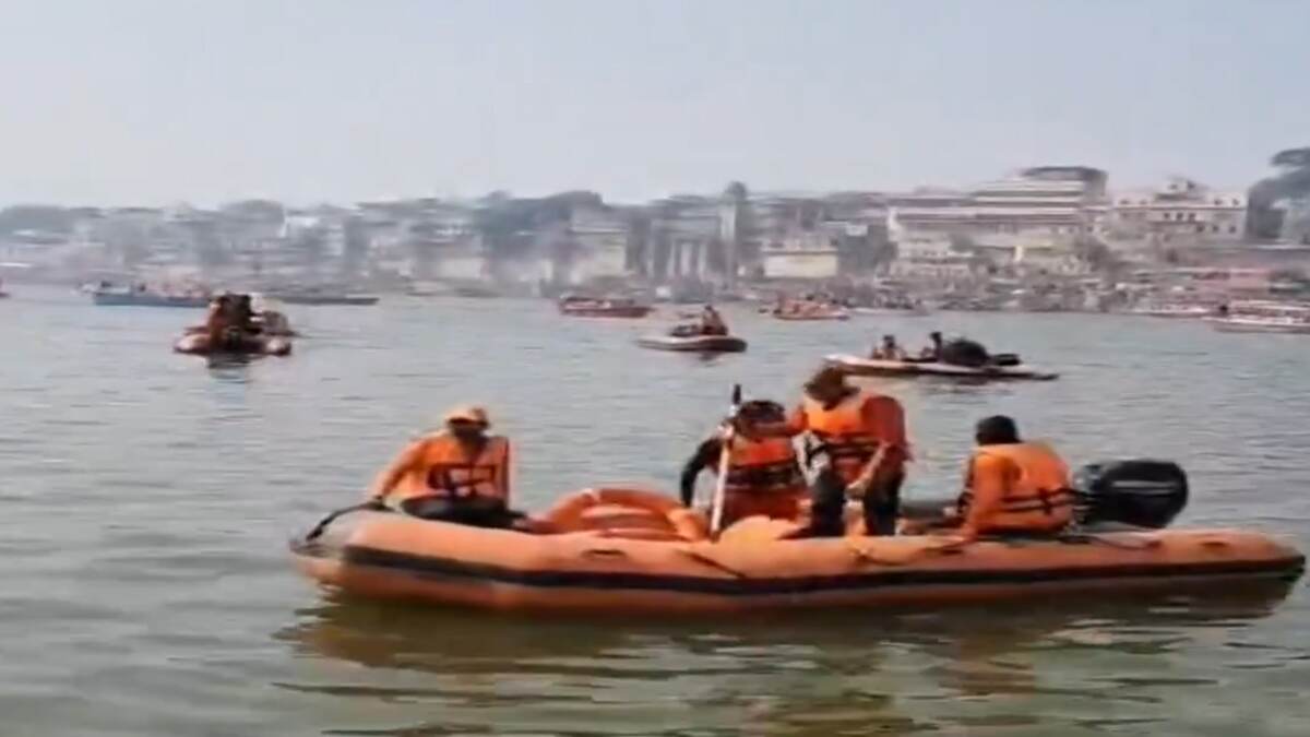 Boat Capsizes in Varanasi: মাঝ নদীতে দুই নৌকার সংঘর্ষ, বারাণসীর গঙ্গায় নৌকাডুবি