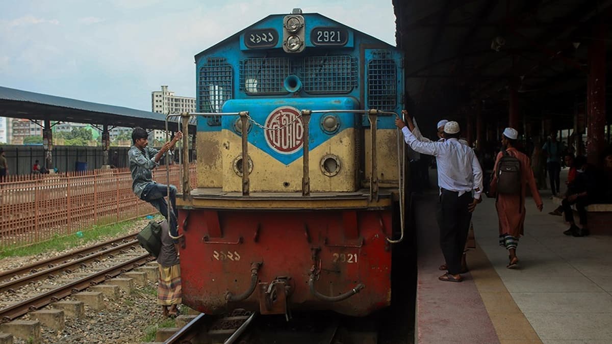 Bangladesh Railway Service: বাংলাদেশে রেল কর্মীদের ধর্মঘট প্রত্যাহার, দেশের কিছু অংশে চলতে শুরু করল রেল