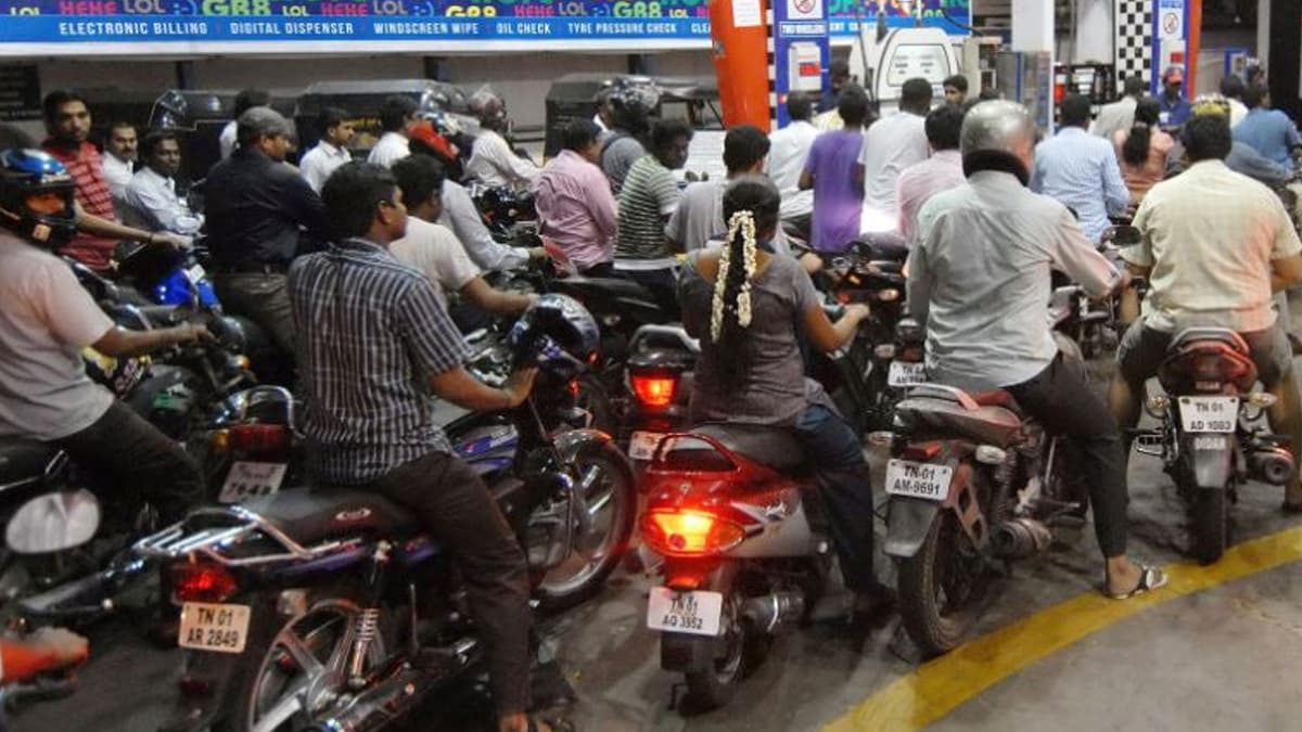 No Helmet No Fuel: হেলমেট ছাড়া মিলবে না জ্বালানি, বাইক চালকদের জব্দ করতে নয়া নির্দেশিকা