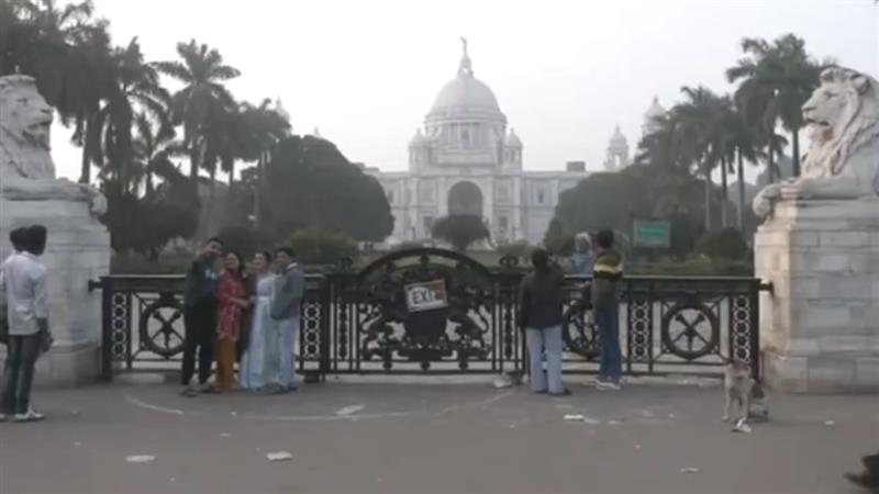 কলকাতায় আজকের আবহাওয়া, আংশিক মেঘলা আকাশঝড় সহ হালকা থেকে মাঝারি বৃষ্টির সম্ভাবনা